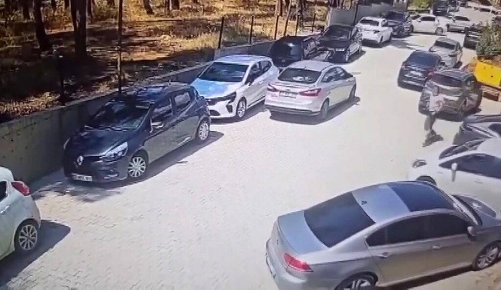 hatay-kirikhanda-el-freni-cekilmemis-otomobil-geri-kaydi-guvenlik-gorevlileri-durdurdu-z4Ci9IZr