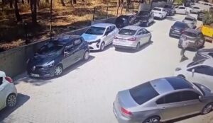 hatay-kirikhanda-el-freni-cekilmemis-otomobil-geri-kaydi-guvenlik-gorevlileri-durdurdu-z4Ci9IZr